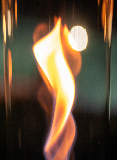 Hier ist ein Feuer in der Dunkelheit zu sehen, mit dem SPIN 1200 Tischkamin in Silber.