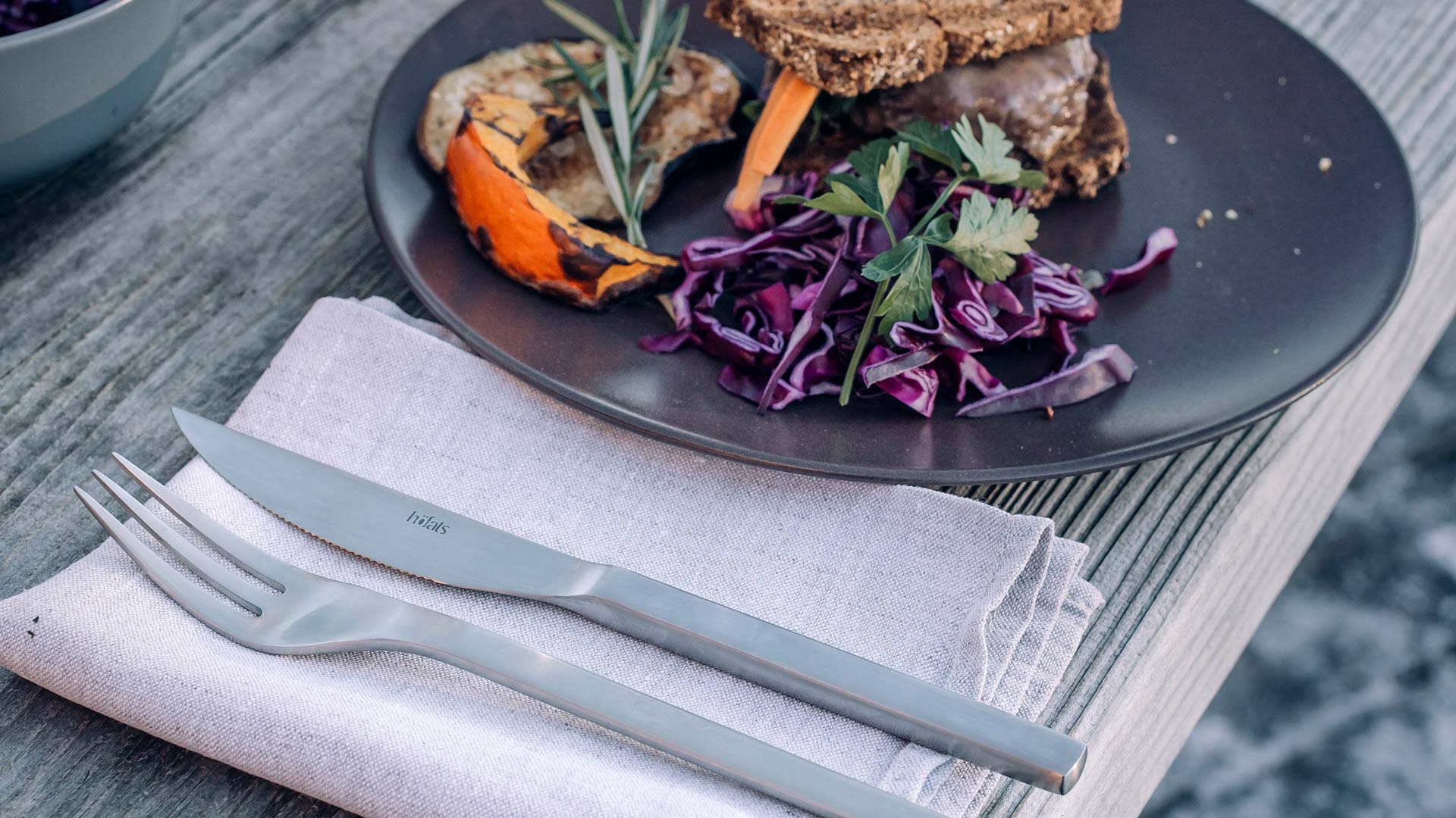 Illustré est une assiette avec un couteau et de la nourriture