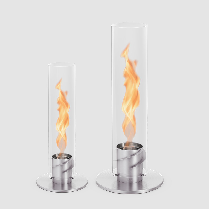 Ein Paar Glas- und Metallkamine mit Flammen.
