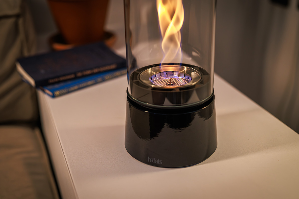 SPIN air 900 Tabletop Fireplace enamel black An inviting scene highlights the Spin Air 900 Tablefire Emaille, blending effortlessly into its surroundings.