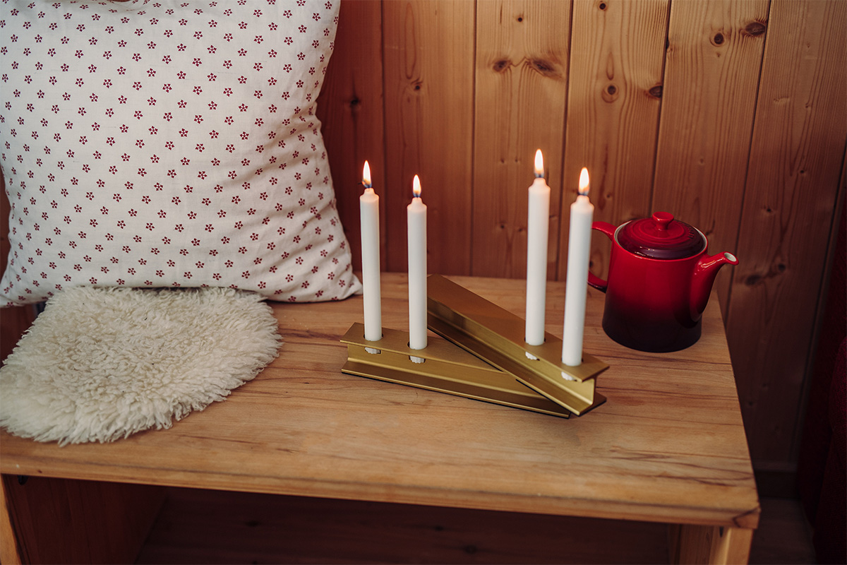 HENRY METAL II Candleholder gold Experience a coffe pot and a pillow sitting on a small table with candles with the refined touch of the 00662 Henry Metal II Gold