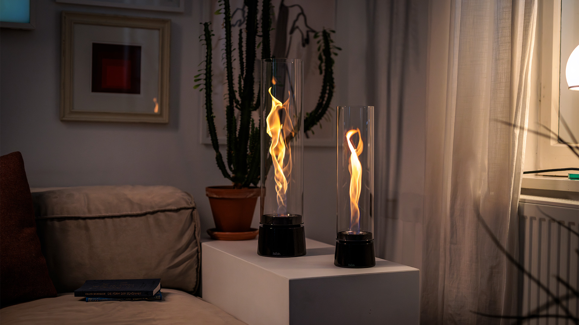 An inviting scene highlights the Spin Air 900 Tablefire Emaille, blending effortlessly into its surroundings.