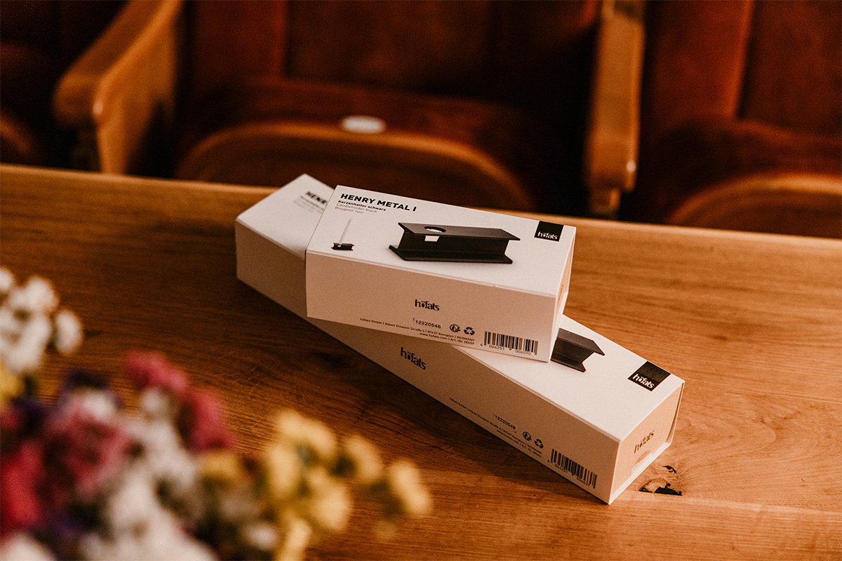 HENRY METAL I+II Kerzenhalter-Set schwarz Eine weiße Box auf einem Tisch zeigt die Verpackung von 00659 Henry Metal I schwarz