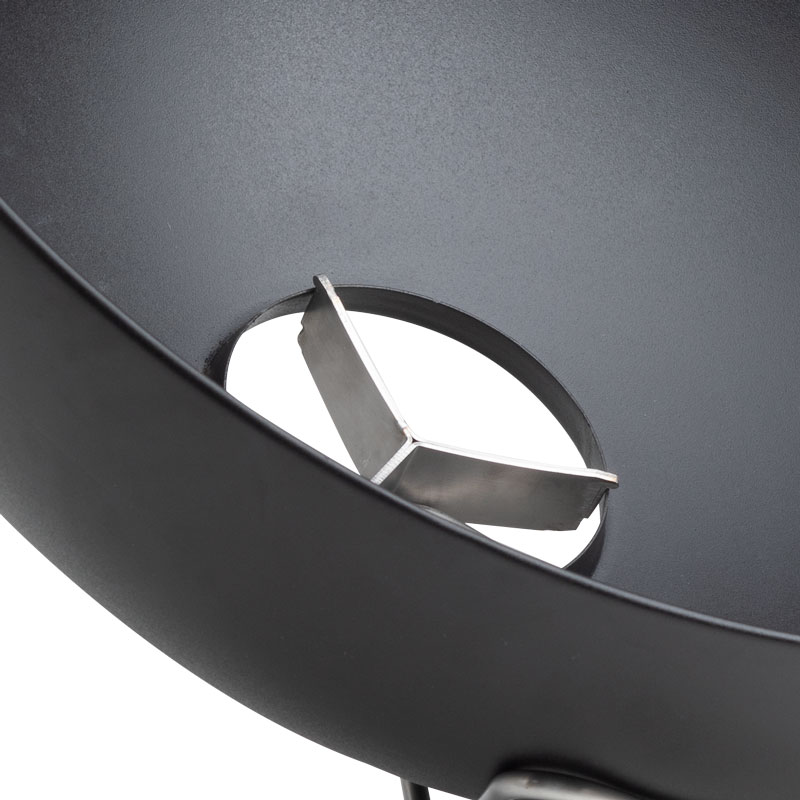 Une image montrant un gros plan d'un objet métallique sur une table, avec l'étoile BOWL pour pied de fil.