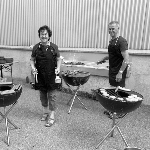 Deux femmes cuisinent sur un grill à l'extérieur