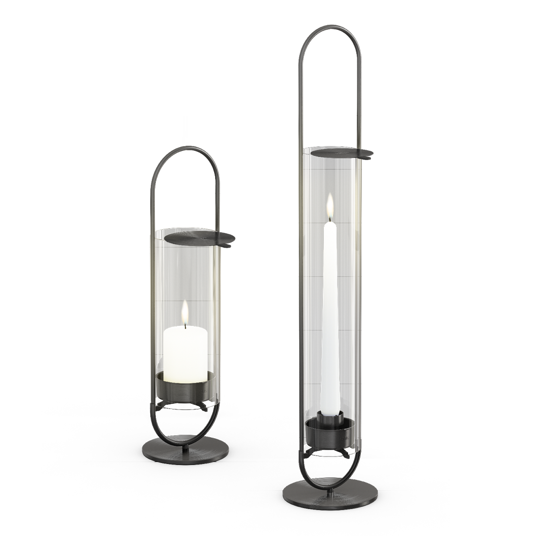 Ein Paar schwarze Metall-Kerzenhalter mit Kerzen, abgebildet ist das Produkt OVAL Candle 35 und 55