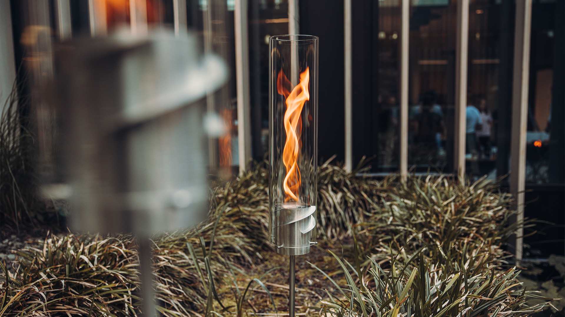 Scene showing a fire is burning in a spin, where the Spin Ground Spike silver stands out for its practical elegance.