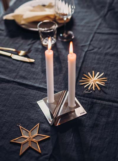 Scène montrant une table avec une bougie, où la Square Candle se distingue par son élégance pratique.