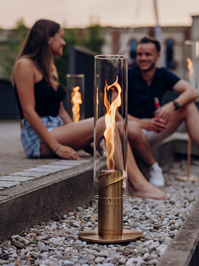 Ein Paar sitzt auf einer Bank.