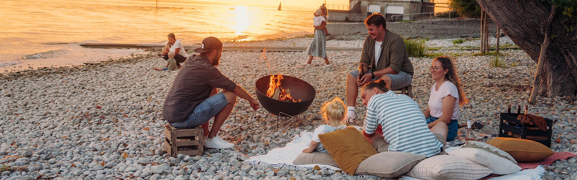 Eine Gruppe von Menschen sitzt am Strand