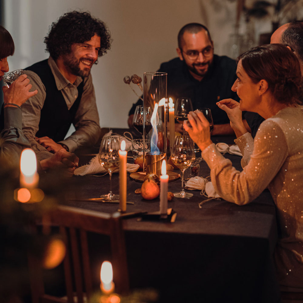 Un groupe de personnes assises autour d'une table.