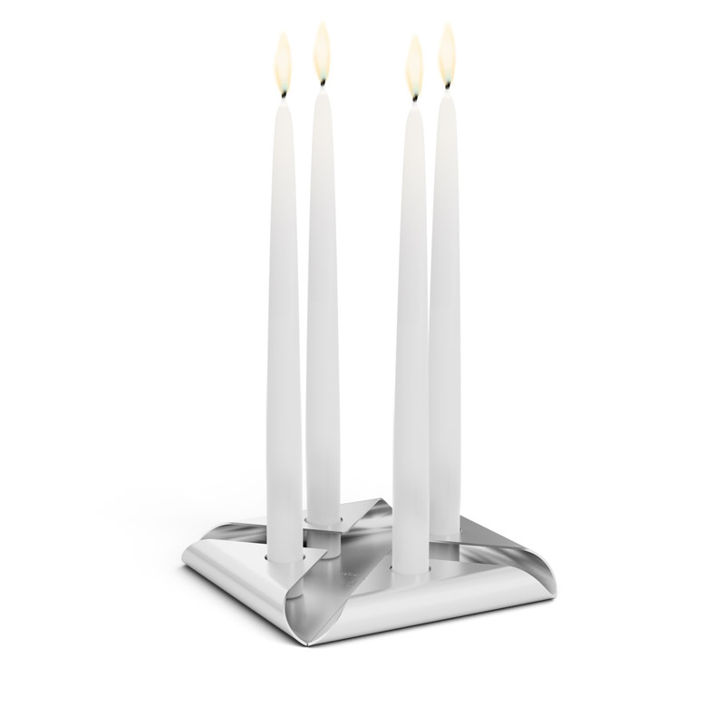SQUARE CANDLE Ensemble de bougeoirs argent Une vue d'une paire de bougies blanches sur un support, avec l'ensemble de bougeoirs SQUARE CANDLE en argent.