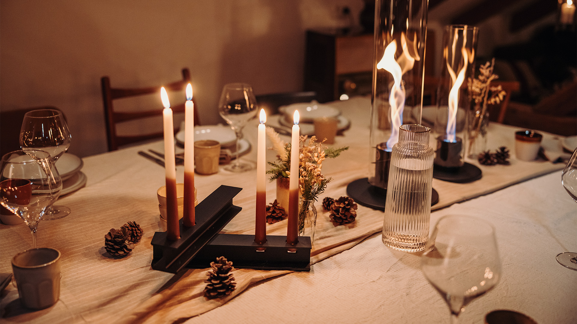 Scene showing a table with a candle and a candle holder, where the 00663 Henry Metal II black stands out for its practical elegance.