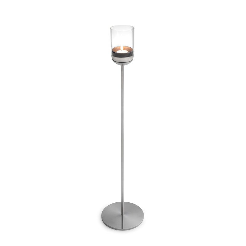 GRAVITY CANDLE Montant Illustré est un porte-bougie avec un verre dessus, avec la base GRAVITY CANDLE.