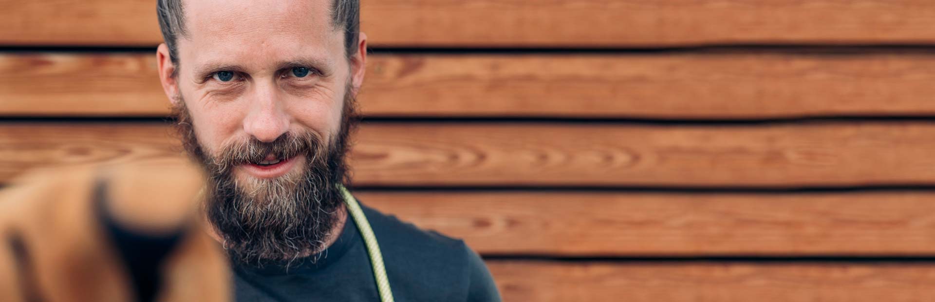 Un homme avec une barbe et une SHIRT noire.