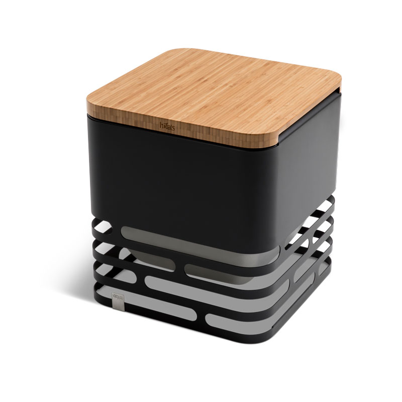 CUBE Flip Set noir Un gril en acier noir avec une Plancha en bois sur le dessus sur fond blanc, le CUBE Flip Set