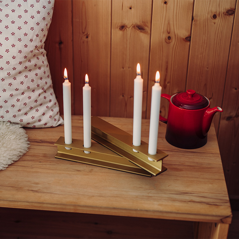 The Henry Metal II integrates seamlessly into the setting, with a teddy bear sitting on a bench next to a candle.