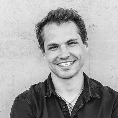 Un homme en SHIRT noire et jean