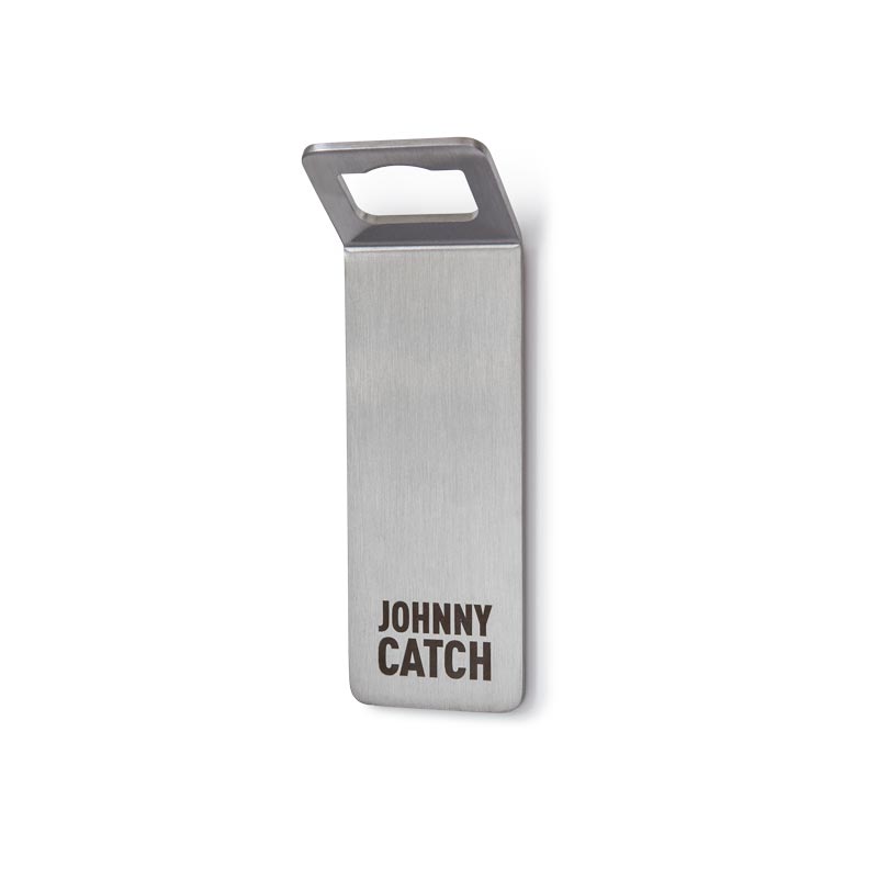 JOHNNY CATCH Magnet Flaschenöffner silber Hier ist ein USB-Stick mit dem Wort "John" darauf und dem JOHNNY CATCH Magnet.
