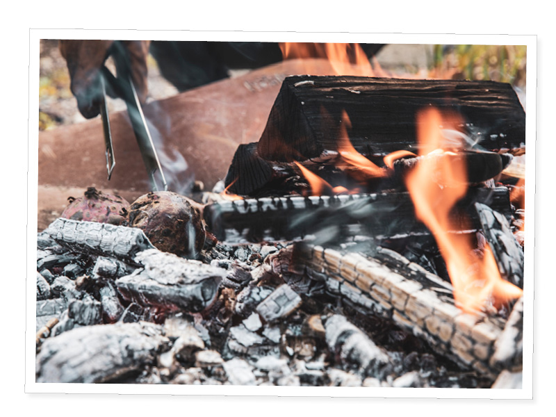 Un feu avec une personne tenant un couteau.