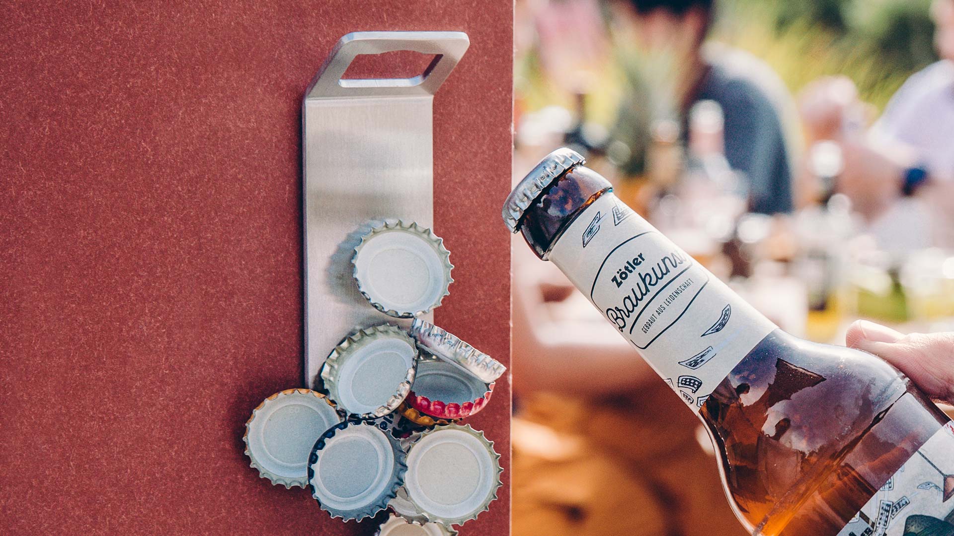 Illustré est un décapsuleur avec une bouteille de bière, avec l'aimant JOHNNY CATCH.