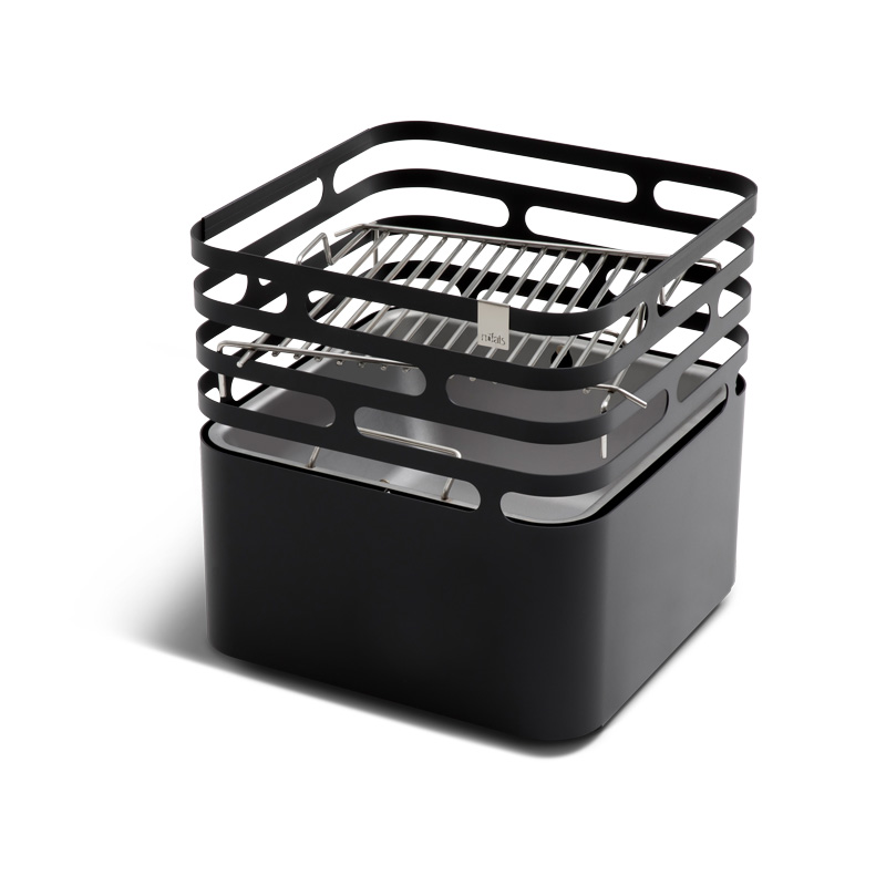 CUBE BBQ Set noir Un grill en acier noir avec Grille à l'intérieur sur fond blanc, l'ensemble CUBE BBQ