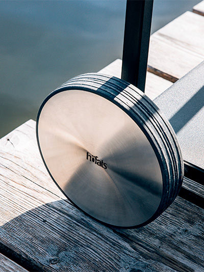 Illustré est un objet en métal sur un quai en bois, avec la CUISINE DU FEU.