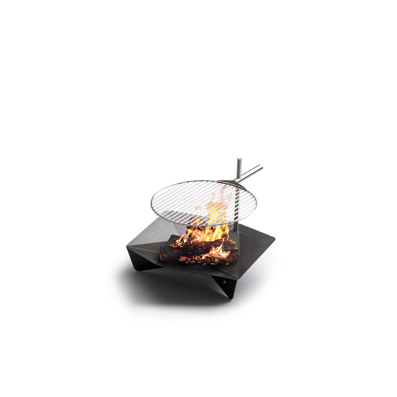 Ein schwarzer Feuerstelle mit Holzscheiten darin, mit dem eleganten Touch des Triple 65 Kamin BBQ Sets