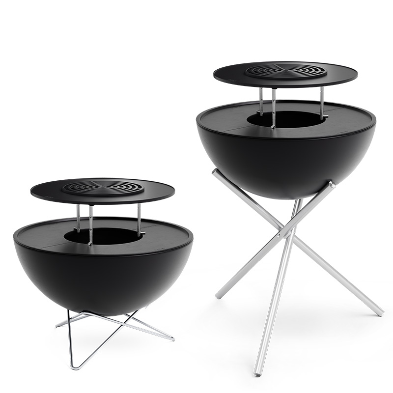 Illustré sont deux tables d'extérieur noires avec un support en métal, avec l'anneau chauffant BOWL 70.