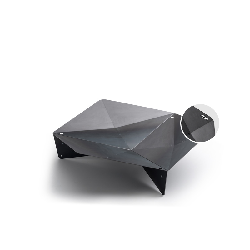 TRIPLE 120 Feuerschale auf einem weißen Hintergrund