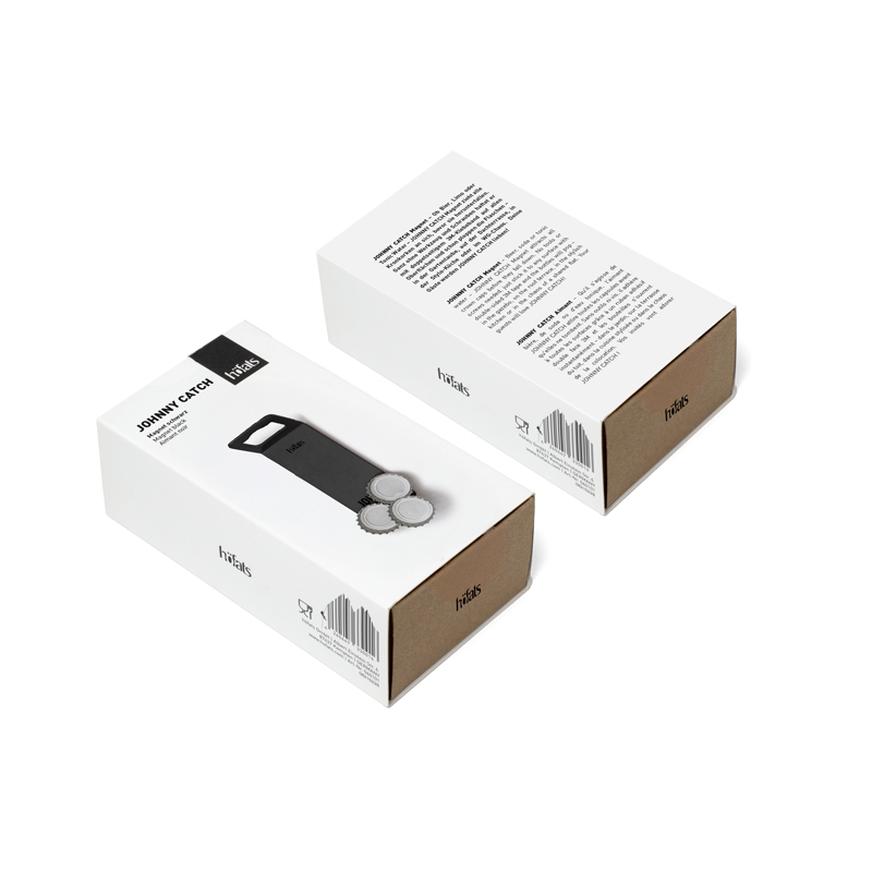 Élégant et fonctionnel, l'emballage noir du Johnny Catch Magnet ajoute un élément raffiné à l'environnement.