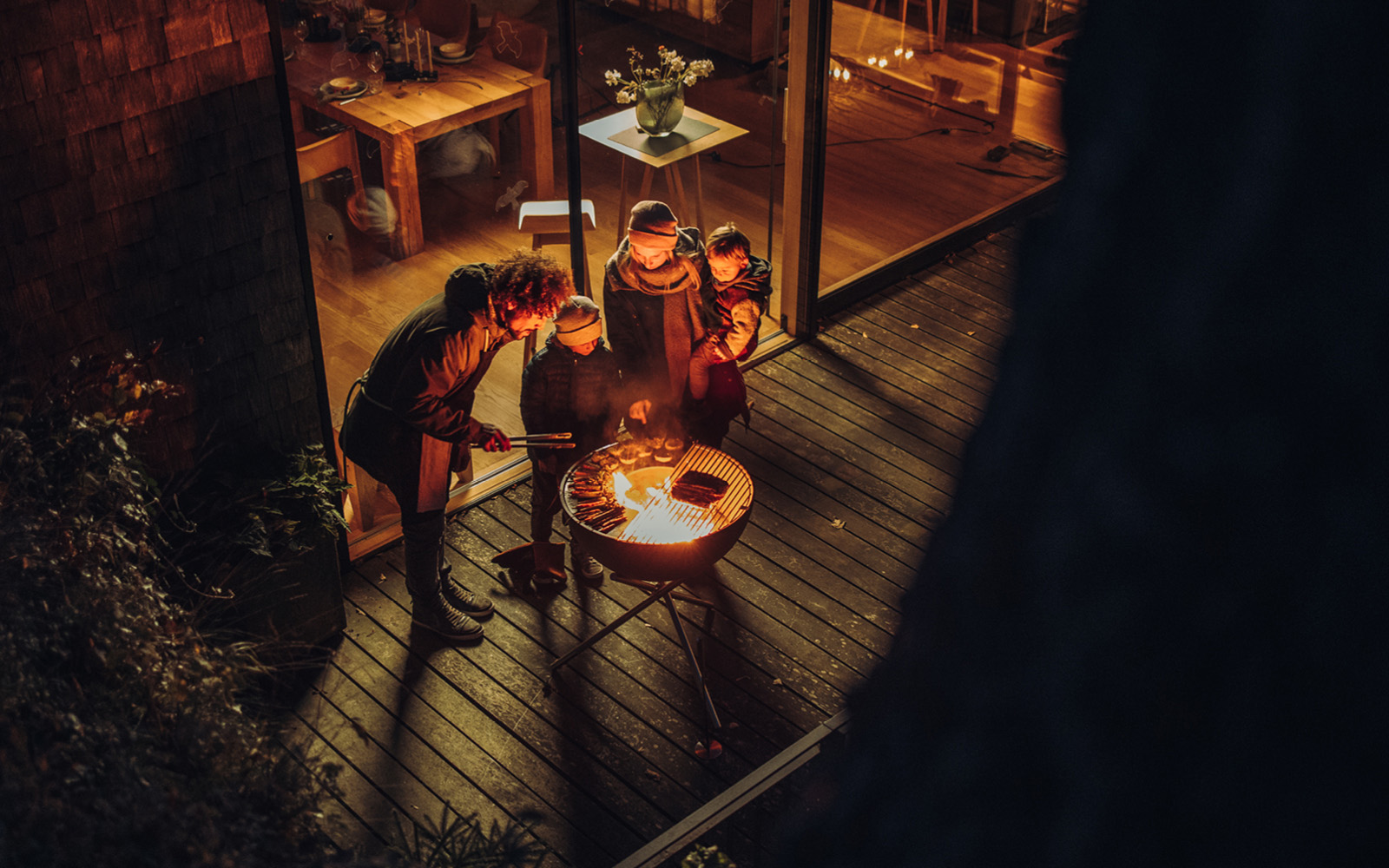 Erlebe eine Gruppe von Menschen, die um einen Feuerplatz stehen
