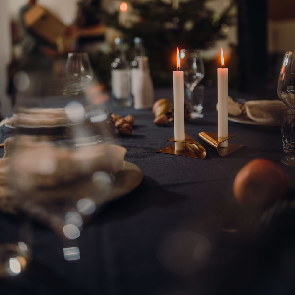 Une table avec une bougie