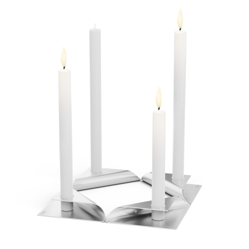 SQUARE CANDLE Ensemble de bougeoirs argent La photo présente un porte-bougie blanc avec deux bougies, avec l'ensemble de porte-bougies SQUARE CANDLE en argent.