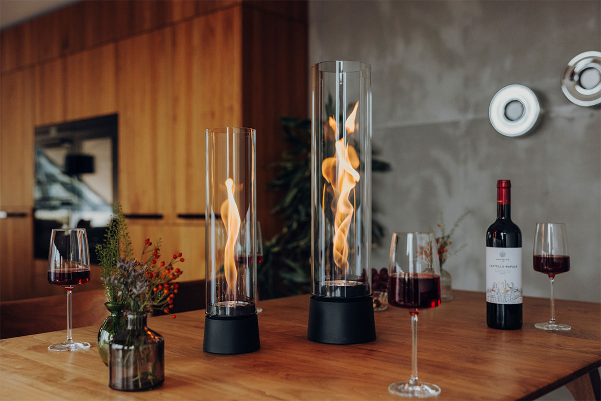 SPIN air 1200 und 900 mattschwarz als Packshot auf einem Küchentisch