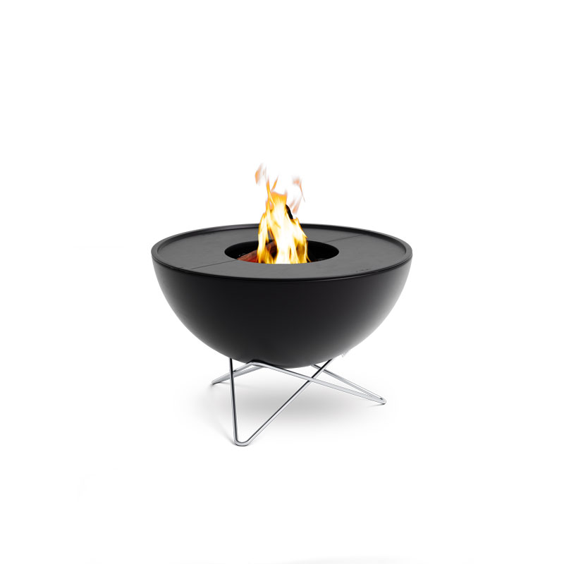 Cette image montre un brasero noir avec une flamme au sommet, avec l'ensemble barbecue BOWL 57 Plancha en bas.