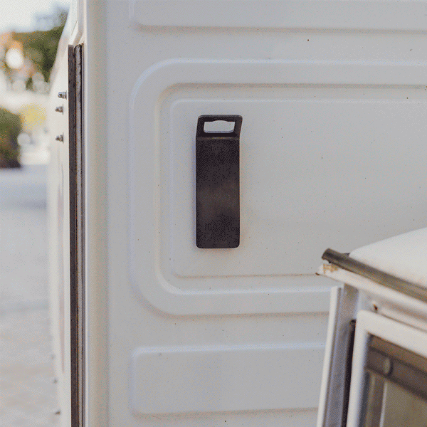 JOHNNY CATCH Magnet Bottle Opener black An animated picture of the 00841 Johnny Catch Magnet Black Bottleopener in action. A man opening his beverage in a sunny scene