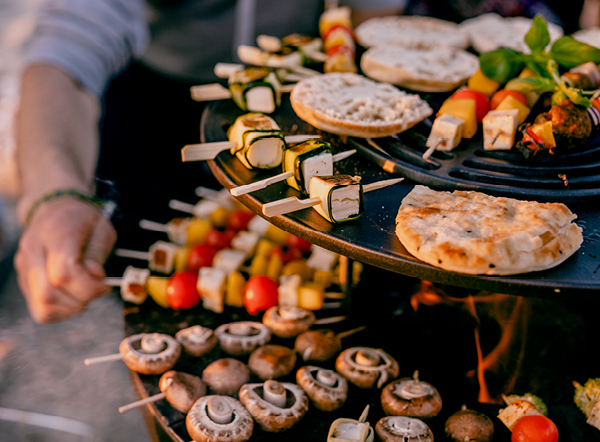 BOWL mit Grillspießen auf der Plancha