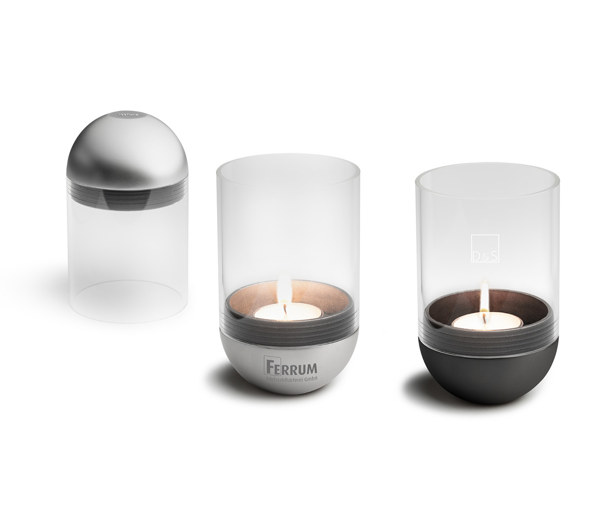 Une vue des trois bougies de différentes tailles et formes, avec la cheminée de table logo SPIN.