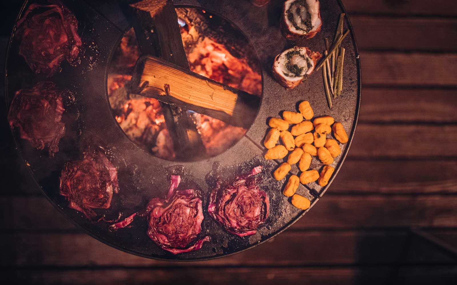 Ein Grill mit Fleisch und Gemüse darauf.