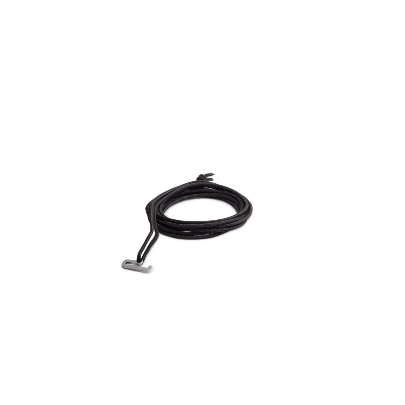 Ein schwarzes Kabel vor weißem Hintergrund, mit dem GRAVITY CANDLE Hanging Rope, das eine funktionale und elegante Note zur Szene hinzufügt.