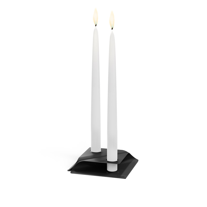 SQUARE CANDLE Candleholder black The photo presents a white candle with a black base, with the SQUARE CANDLE Candleholder black.