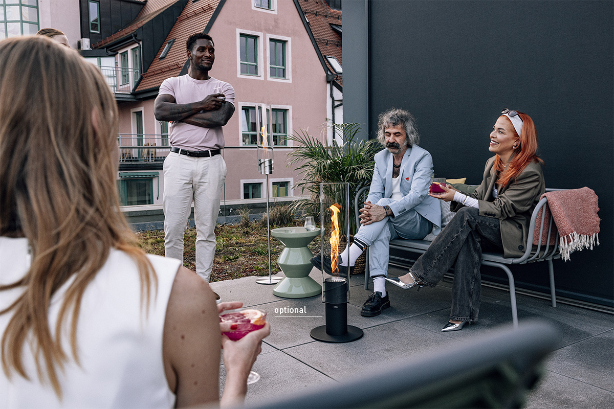 SPIN 1500 Feu sur Pied noir Le 00628 SPIN 1500 Feu de Table noir est présenté comme une femme assise sur un banc, créant une image élégante et accessible.