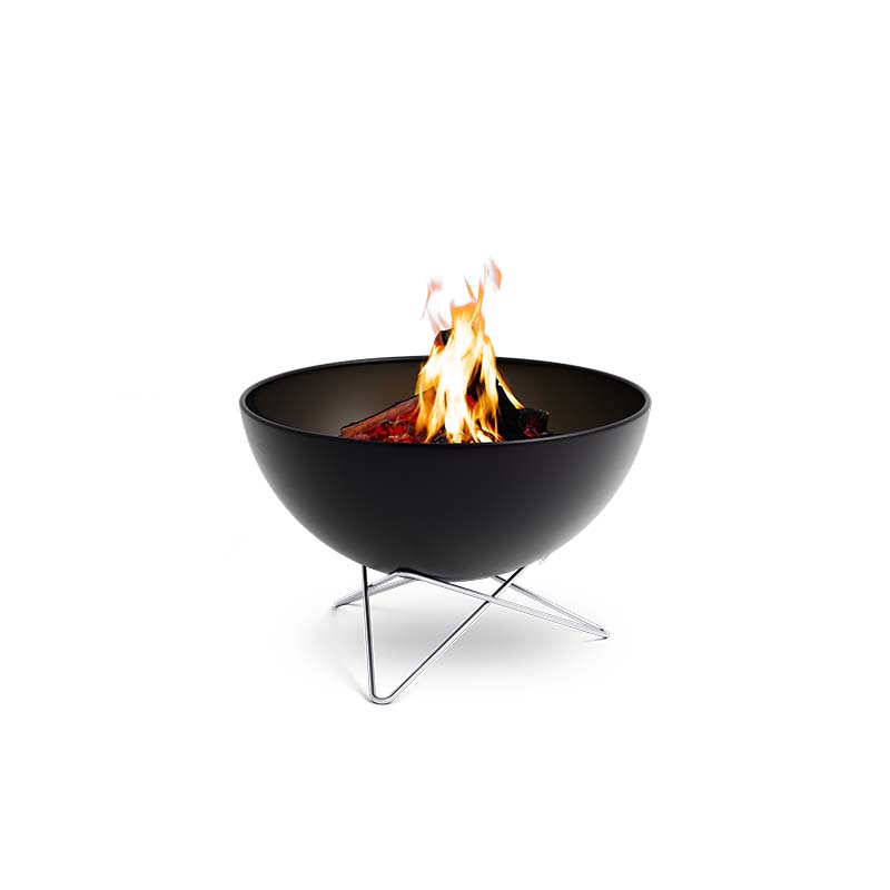 BOWL 57 Bol à feu avec pied en étoile Un bol noir sur une base en fil de fer avec du feu dedans, montrant le bol 00249 BOWL 57 avec support en forme d'étoile, qui allie design et utilité.