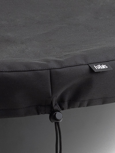 a black cover with a zipper.