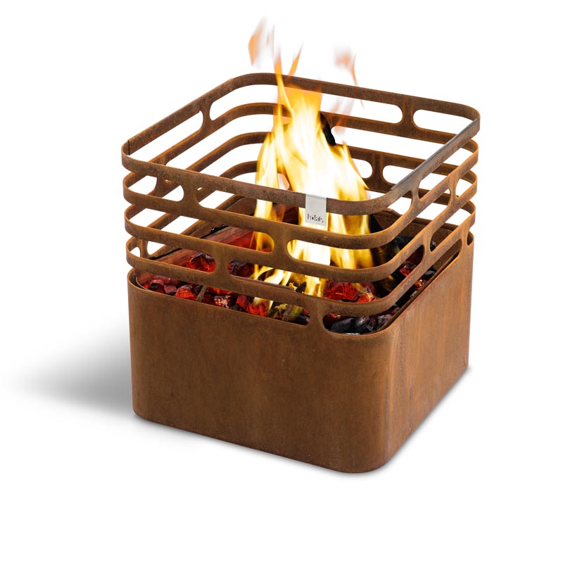 CUBE Feuerkorb rostig Szene, die einen rostigen Metallwürfel mit einem Griff zeigt, wobei der Cube Firebasket rusty durch seine praktische Eleganz hervorsticht.
