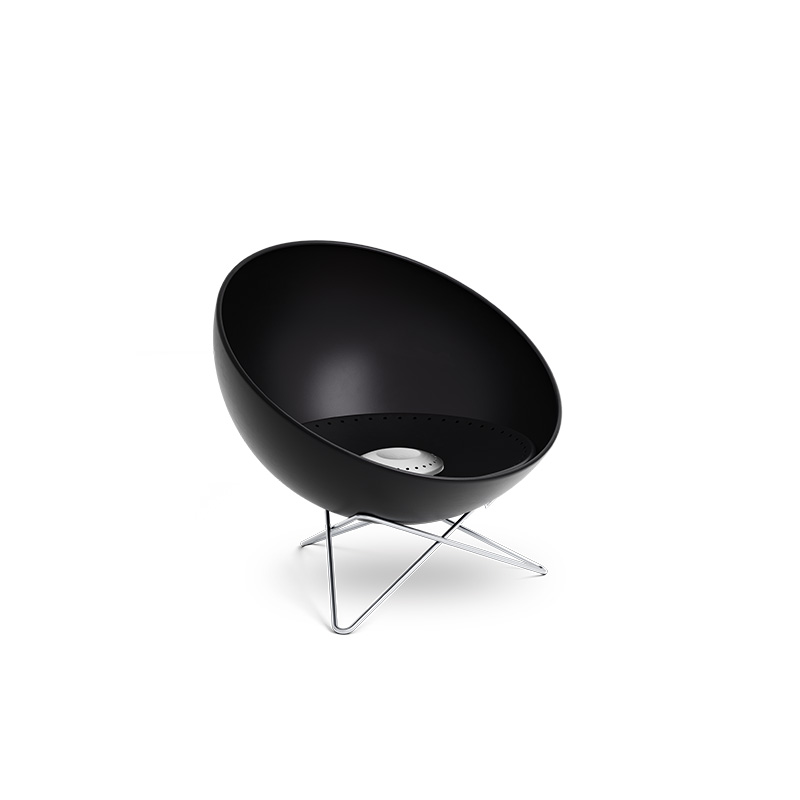 BOWL 57 Bol à feu avec pied en étoile Un brasero avec un support en métal, le 00249 BOWL 57 avec support en étoile, complète le moment avec son design réfléchi.