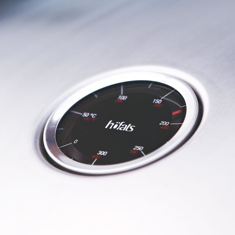 Eine Nahaufnahme eines Uhr-Thermometers auf einem Tisch