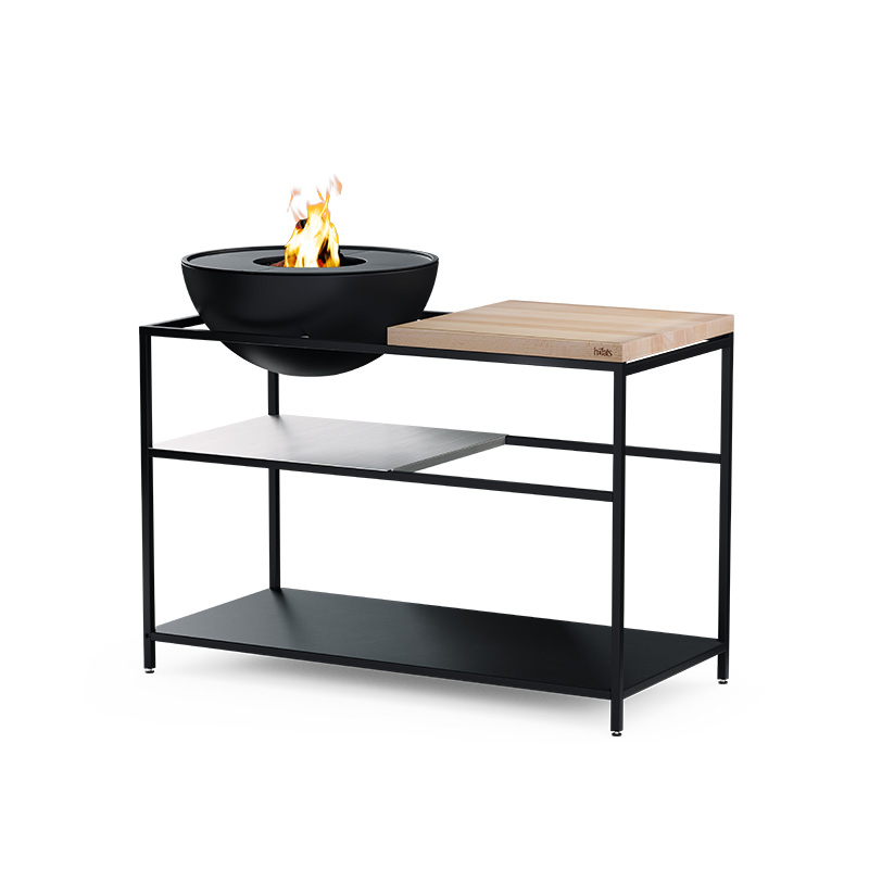 FIRE KITCHEN avec BOWL 57 Set Plancha Grille basse Une vue d'une table noire avec un feu sur le dessus, avec le FIRE KITCHEN avec BOWL 57 Plancha BBQ Set incl. roues.