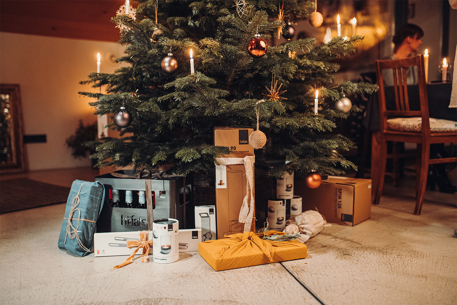 Une image montrant un sapin de Noël avec un tas de cadeaux en dessous, avec le BON CADEAU en version numérique.